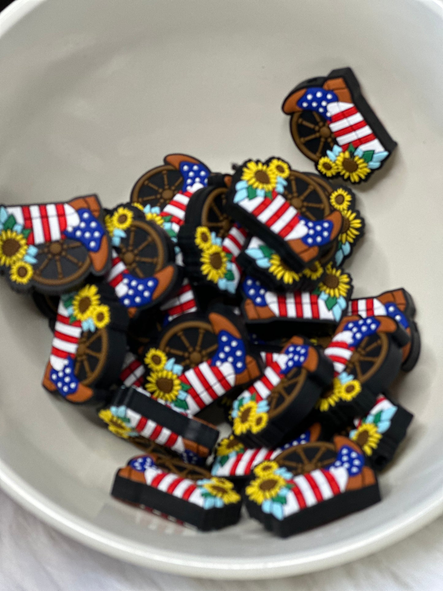 #331 American boot and wagon wheel silicone focal beads