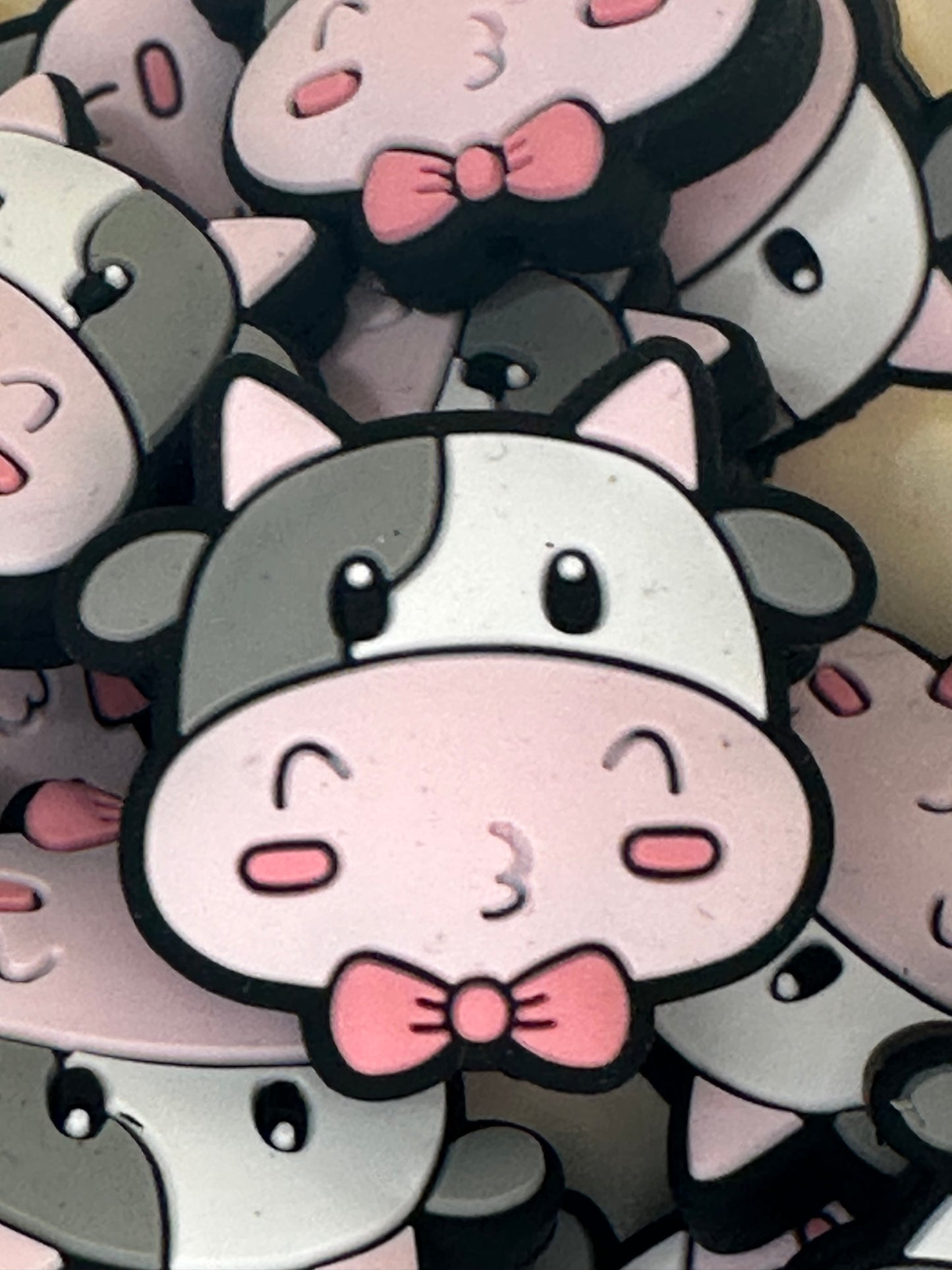 #516 cow face silicone focal beads