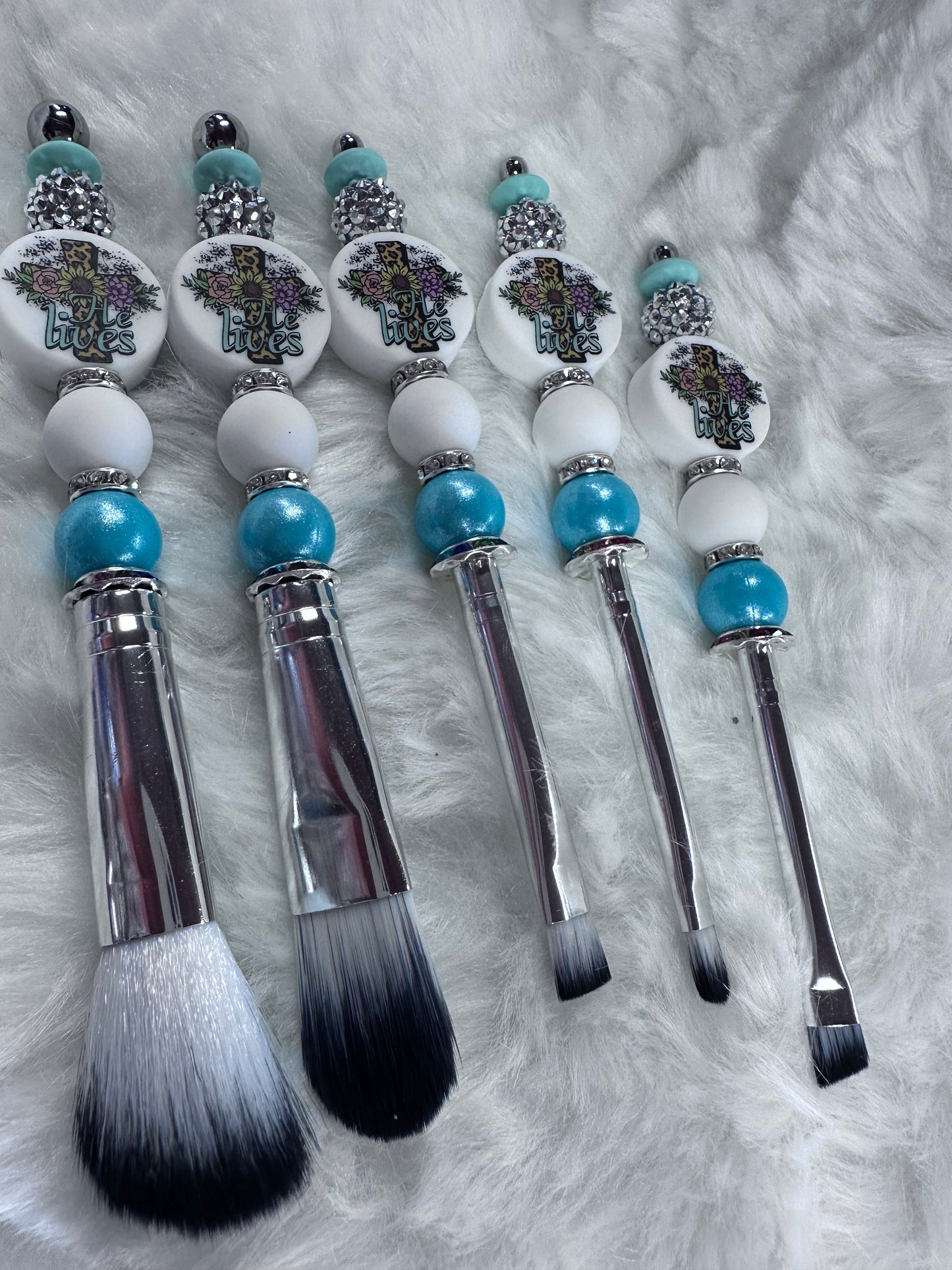 Make up brush set with cross focal